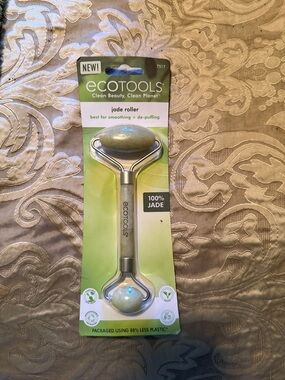 ecotools Jade Facial Roller - Light Green Dual-Ended Massager